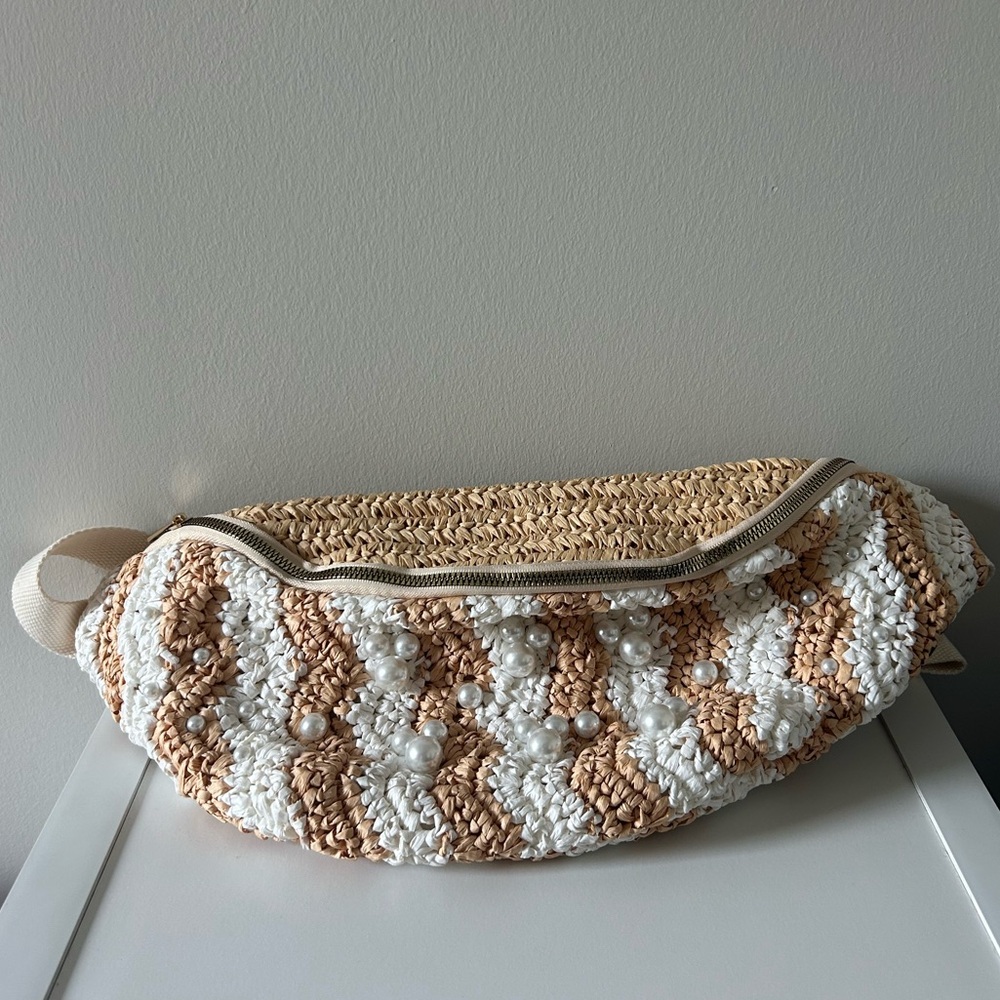 NWOT Happily Ever Threads Tan and White Woven Straw Pearl Jumbo Fanny Bag